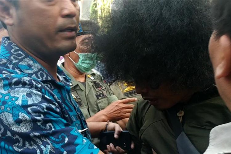 Seorang mahasiswa Persatuan Mahasiswa Islam Indonesia (PMII) digelandang petugas Satpol PP Kota Bekasi karena dianggap melawan petugas yang memaksa masuk menggusur perumahan warga di Jalan Bougenville Raya RT 001 RW 011, Kamis (25/7/2019).