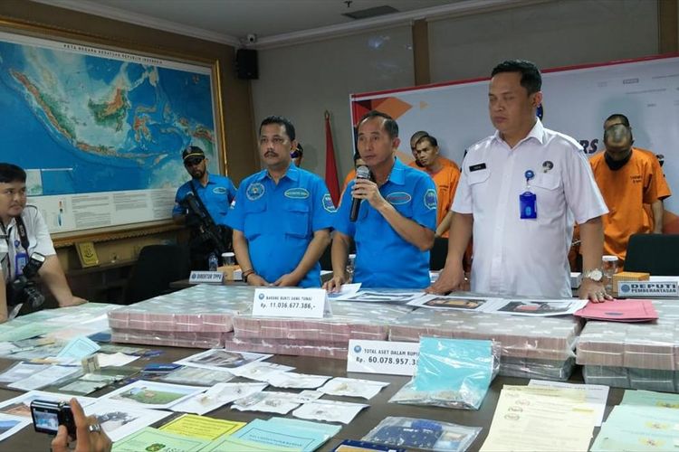 Direktur Tindak Pidana Pencucian Uang (TPPU) Badan Narkotika Nasional (BNN) Brigjen Pol Bahagia Dachi (tengah) di Kantor BNN, Cawang, Jakarta Timur, Kamis (25/7/2019).