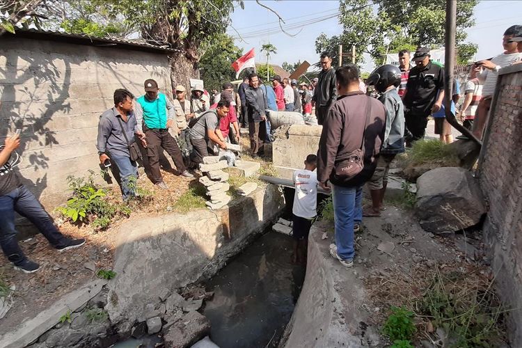 Warga Desa Panggungharjo, Bantul, Yogyakarta, menutup saluran irigasi Kamis (25/7/2019)