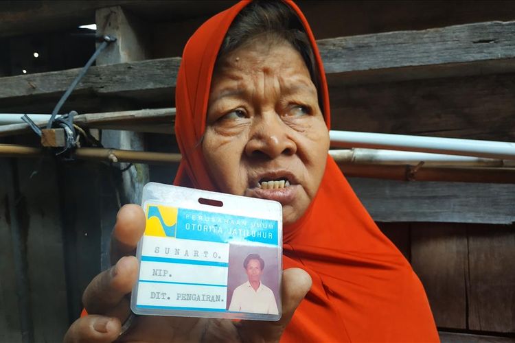 Atih (62), janda eks sopir pegawai Kementerian PUPR, penghuni pertama lahan yang digusur Pemerintah Kota Bekasi di Jalan Bougenville Raya RT 001 RW 011, Jakasampurna, Bekasi Barat.
