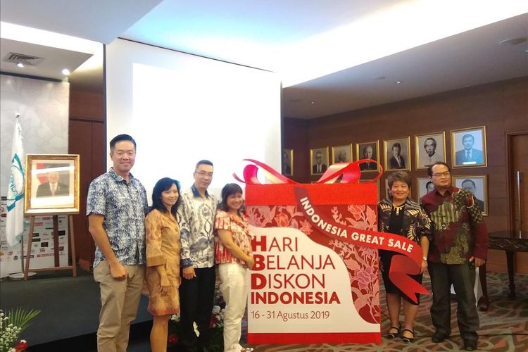 Apindo, Aprindo, dan Ketua Panitia HBDI 2019 berpose usai konferensi pers pelaksaaan Hari Belanja Diskon Indonesia di Jakarta, Kamis (25/7/2019).