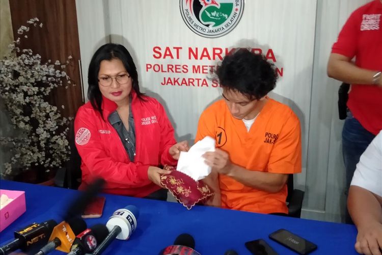 Jefri Nichol (Kanan) dan Kasat Narkoba Polres Jakarta Selatan, Komisaris Vivick Tjangkung di Mapolres Metro Jakarta Selatan, Kamis (25/7/2019)
