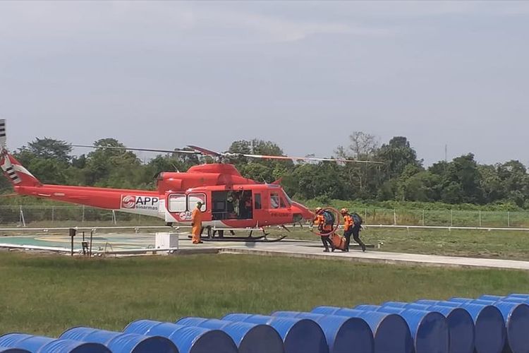 Regu pemadam kebakaran PT Sinarmas persiapan melakukan patroli karhutla menggunakan helikopter, Kamis (25/7/2019).