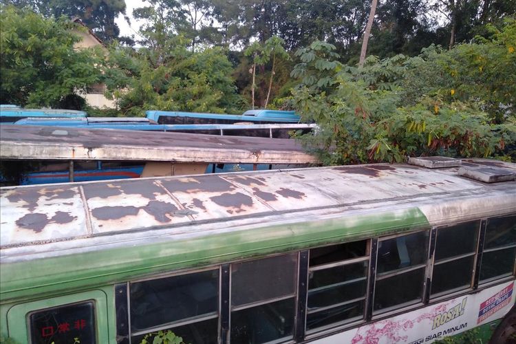Bus Transjakarta yang tidak terpakai terpakir di Perum Pengangkutan Penumpang Djakarta, Ciputat, Tanggerang Selatan, Banten, Jumat (26/7/2019)