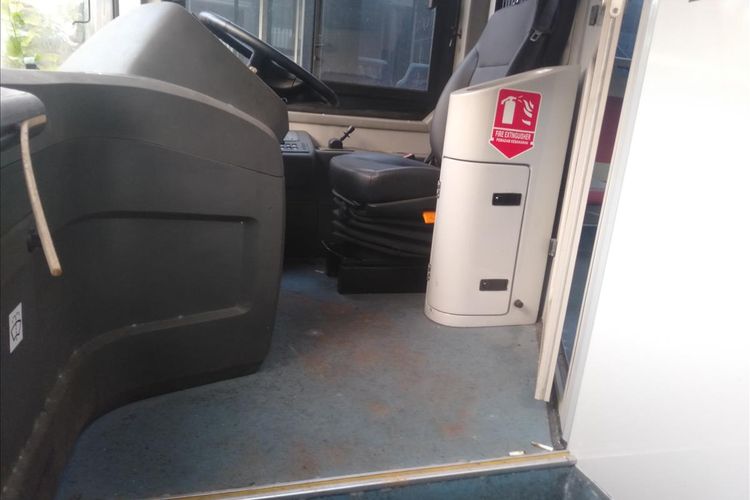 Kondisi dalam Bus Transjakarta, lantar terlihat kotor dan tidak terawat. terlihat juga beberapa sampah putung rokok di dalam, Jumat (26/7/2019)