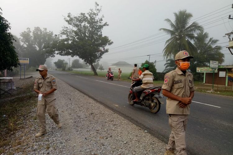Petugas BPBD Dharmasraya membagi-bagikan masker karena Dharmasraya diterpa asap kiriman dari tetangga. (Dok: BPBD Dharmasraya)