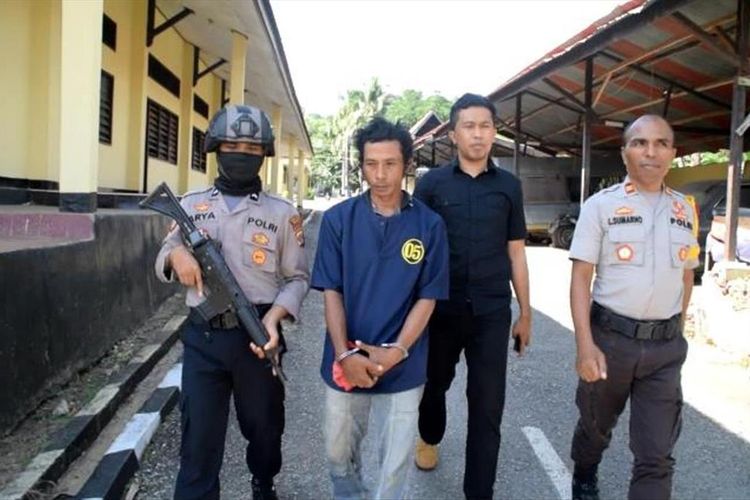 Hanya tak dibelikan rokok, seorang pemuda di Kota Baubau, Sulawesi Tenggara,  La Bota (35),  aniaya ibu kandungnya sendiri, Wa Ode Zamua (59) hingga babak belur. Pelaku kini ditahan di ruang tahanan Polsek Kokalukuna, Jumat (26/7/2019). 

