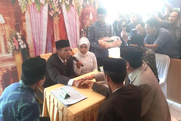 Wawan dan Yusnita menikah di Mall Pelayanan Perizinan pertama di Jawa Barat di gedung MPP Sumedang, Jawa Barat, Jumat (26/7/2019) pagi. AAM AMINULLAH/KOMPAS.com