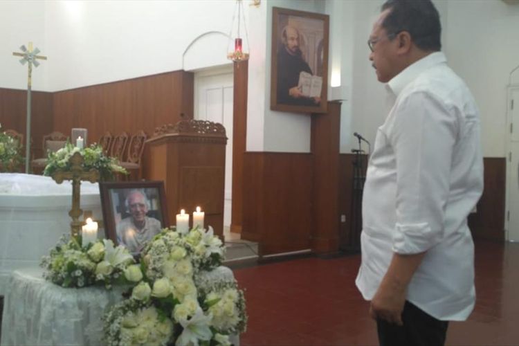 Mantan Gubernur DKI Jakarta Fauzi Bowo saat melayat ke Kapel Kolese Kanisius melihat jenazah penulis sejarah Jakarta Pater Adolf Hauken, Jumat (26/7/2019)