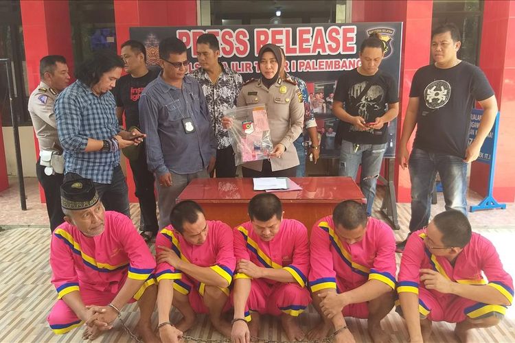 Lima tersangka pengguna narkoba saat diamankan di Polsek Ilir Timur 1 Palembang, Jumat (26/7/2019).