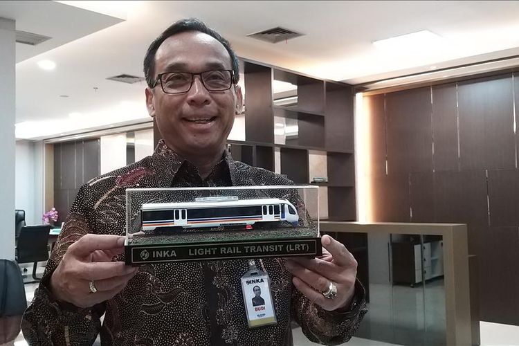 LRT--Direktur Utama PT INKA, Budi Noviantoro menunjukkan miniatur LRT Palembang bauatan anak bangsa. LRT Palembang merupakan produk perdana LRT buatan PT INKA.