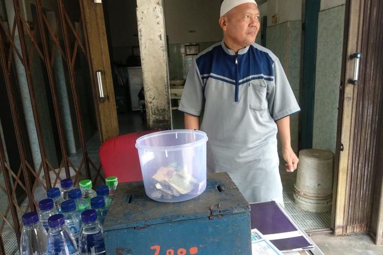 seorang yang berkerja sebagai petugas jaga toilet di Pasar tradisional Bintan Center (Bincen) Kecamatan Tanjungpinang Timur Kota Tanjungpinang, Sutikno (57) berangkat menunaikan ibadah haji.