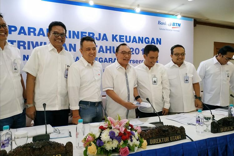 Direktur Utama Bank BTN Maryono (tengah) berserta direksi menyampaikan kinerja keuangan Bank BTN di Jakarta, Jumat (26/7/2019).