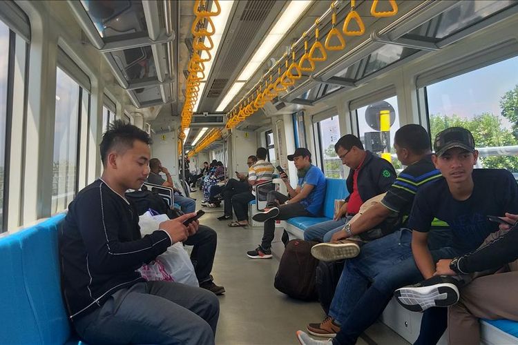 Suasana para penumpang yang ada di kereta Light Rail Transit (LRT)Palembang, Jumat (26/7/2019).