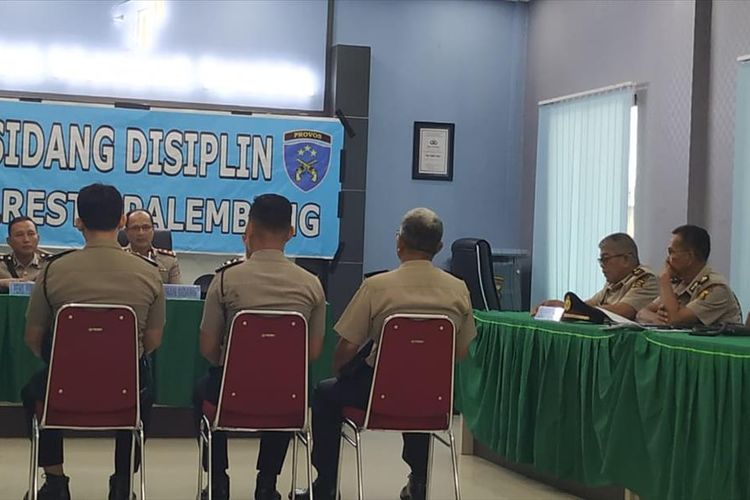 Tiga anggota Tahti Polresta Palembang menjalani sidang disiplin terkait kaburnya 30 tahanan, Jumat (26/7/2019).