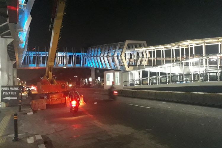 Wajah Skybridge (jembatan penghubung) Integrasi Stasiun LRT Velodrome dan Halte Pemuda Rawamangun, Jakarta Timur, Jumat (26/7/2019).