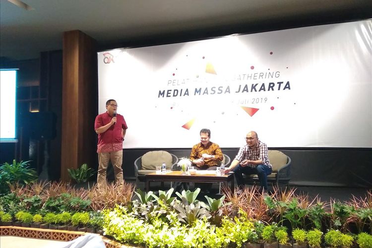 Direktur Inklusi Keuangan Non-Bank (IKNB) Syariah Mochamad Muchlasin saat memaparkan perkembangan asuransi mikro di Banyuwangi, Jumat (26/7/2019).