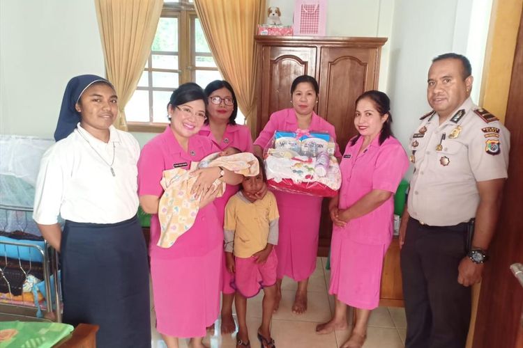 Tim Bhayankari Polres Sikka memberi sumbangan untuk bayi dari Guido Van Areso dan Yoventa Timbu di Biara Susteran PACR Maumere, Kabupaten Sikka, Flores, NTT, Jumat (26/7/2019). 