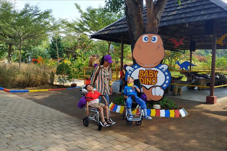 Sejumlah anak-anak penyintas penyakit kronis, umumnya kanker, memperoleh kesempatan langka menjajal wahan permainan di Taman Legenda Keong Emas, Taman Mini Indonesia Indah (TMII), Jakarta Timur, Sabtu (27/7/2019).