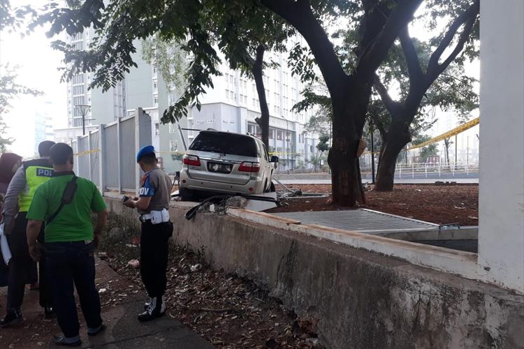 Sebuah mobil Toyota Fortuner menabrak pagar Wisma Atlet Kemayoran, Jakarta Pusat, Sabtu (27/7/2019)