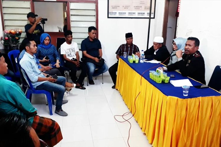 Pemerintah Desa Lamunre melakukan pertemuan dengan sejuml;ah pihak membahas persoalan Cinta Terlarang yang membuat resah warag setempat, Minggu (28/07/2019)
