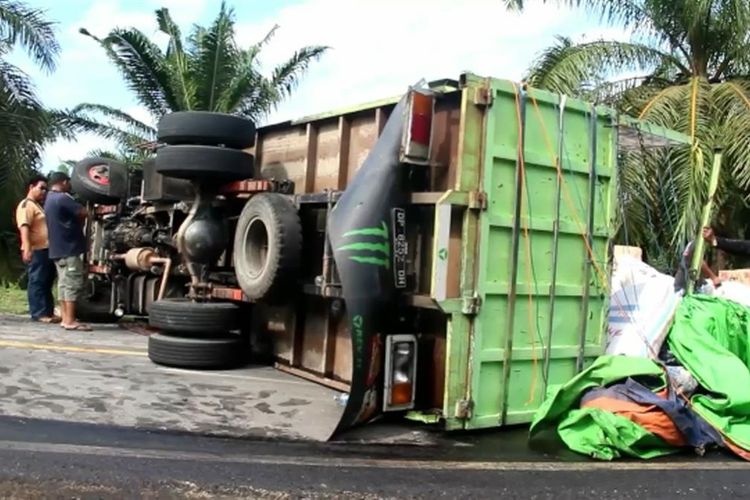 Truk Ekspedisi Bermuatan Puluhan Ton Terguling dan Palang Jalan Trans Sulawesi