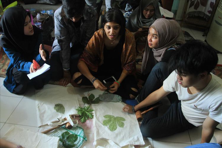 Para mahasiswa dari negara Mesir, Cina dan Thailand belajar menggunakan tehnik ECO Print untuk membuat tas bermotif daun di Galeri Wong Kito.