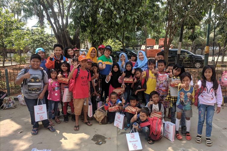 Ketua LPAI, Kak Seto dengan anak-anak Nelayan di Pantai Bahtera Jaya, Ancol, Pademangan Jakarta Utara, Minggu (28/7/2019)