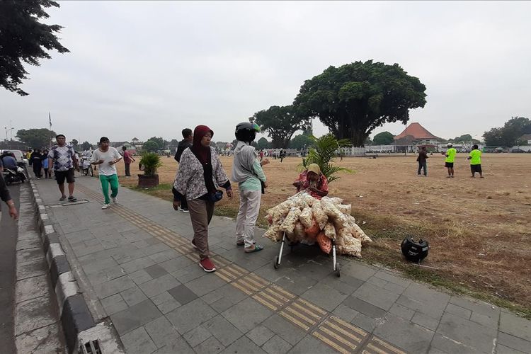 Ngatiyem Penju Kerupuk di Alun-alun Selatan Yogyakarta Minggu (28/7/2019)