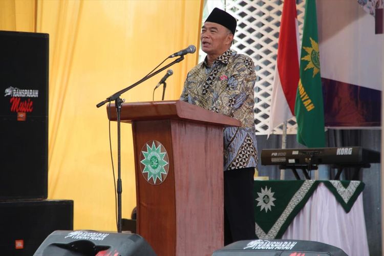 Menteri Pendidikan dan Kebudayaan (Mendikbud), Muhadjir Effendy, saat menjadi pembicara dalam acara Tablig Akbar dan Silaturrahmi warga Muhammadiyah di Lapangan Jogoroto, Kabupaten Jombang, Jawa Timur, Minggu (28/7/2019). 