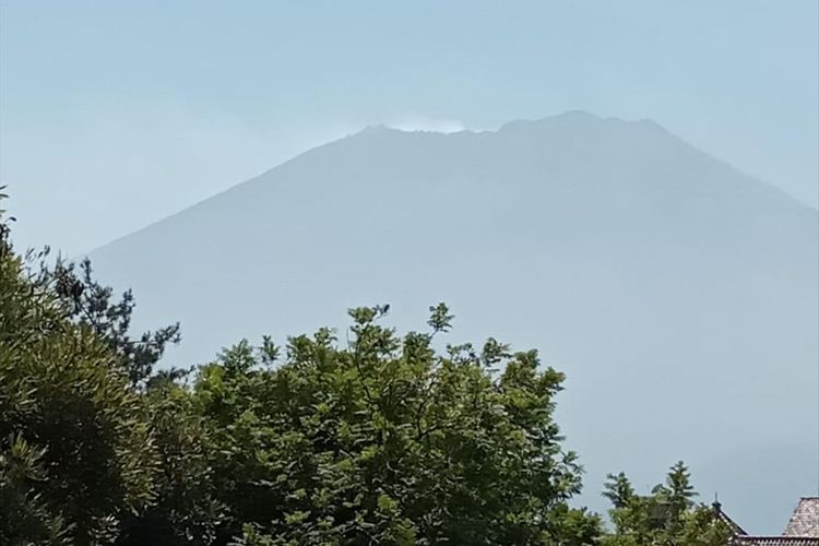 Gunung Arjuno tampak dari Kota Batu, Jawa Timur. Hutan di kawasan gunung tersebut terbakar, Minggu (28/7/2019)