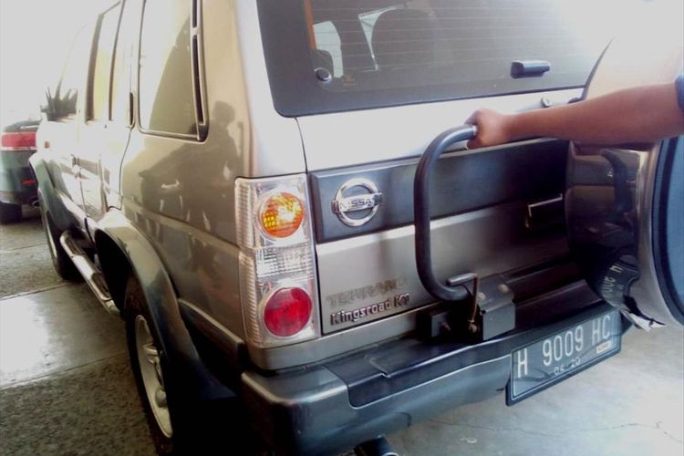 Petugas KPK mengecek mobil Terrano milik Bupati Kudus, M Tamzil yang terparkir di halaman parkir kantor Setda Pemkab Kudus, Minggu (28/7/2019).