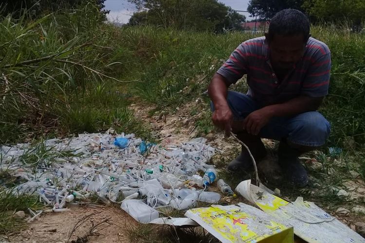 Tumpukan Limbah Medis yang dibuang sembarang di pemukiman warga di kawasan Batuaji, Batam, Kepulauan Riau.