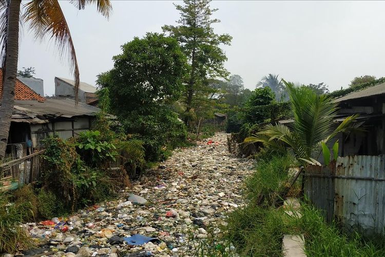 Kali Busa di Kelurahan Bahagia, Kecamatan Babelan, Bekasi Utara tertutupi oleh sampah plastik.