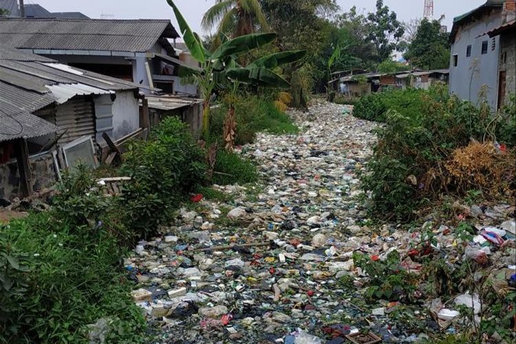 Tutupan sampah anorganik rumah tangga di aliran Kali Busa, Kelurahan Bahagia, Kecamatan Babelan, Kabupaten Bekasi.