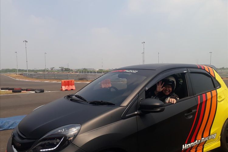 Wali Kota Surabaya Tri Rismaharini mencoba sensasi balap mobil saat membuka event Drag Race: Surabaya Racing Project di Sirkuit Gelora Bung Tomo, Surabaya, Sabtu (27/7/2019).