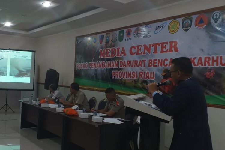 Tim Satgas Karhutla Riau mengadakan rapat evaluasi penanggulangan darurat bencana karhutla di Posko Komando Utama di Lanud Rsn Pekanbaru, Senin (29/7/2019).