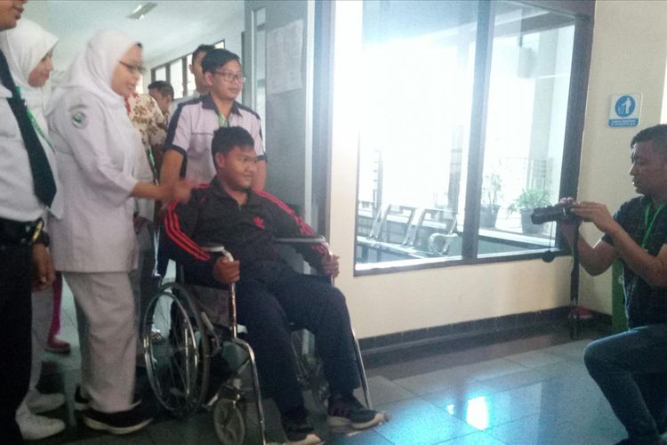 Arya Bocah obesitas asal Karawang terlihat senyum saat awak media menyapanya ketika keluar dari ruang Fresia 1 RSHS Bandung tempat dimana Arya dirawat.