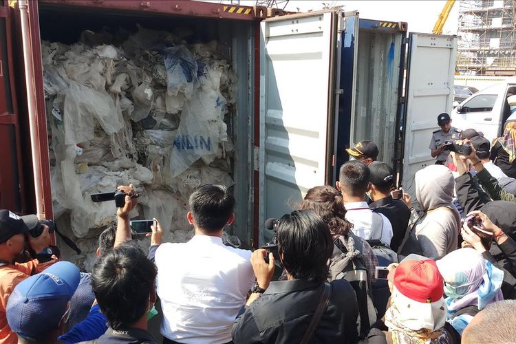 Meski banyaknya masuk impor plastik dari negara luar berupa limbah plastik, namun sampai saat ini Indonesia belum ada mengeluarkan larangan impor platik tersebut.