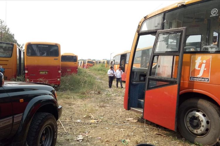 Sejumlah anggota Subnit Tipikor Ditreskrimsus Polda Metro Jaya  mendatangi lokasi penyimpanan 300 bus berlabel Transjakarta yang terbengkalai di sebuah lahan kosong, di Jalan Raya Dramaga, Kecamatan Dramaga, Kabupaten Bogor, Senin (29/7/2019).