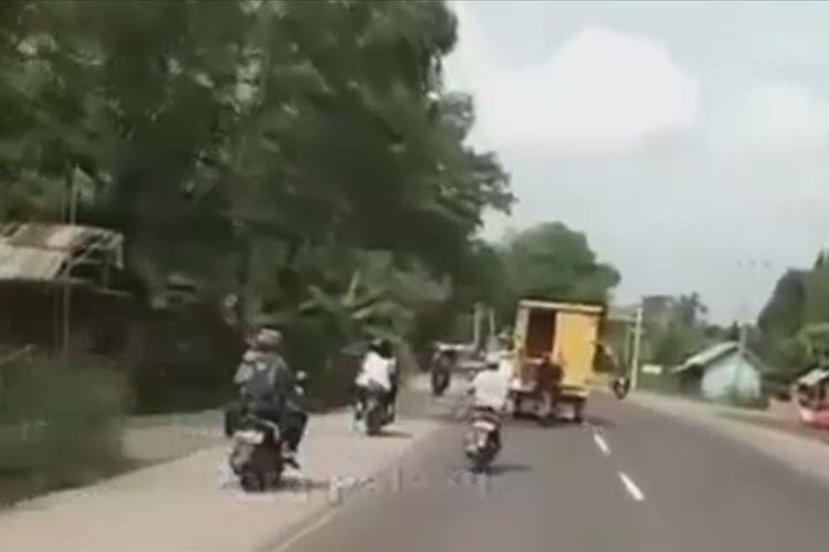Foto hasil screenshoot dari video saat kawanan bajing loncat sedang menurunkan karung beras dari sebuah mobil boks di Jalintim Palembang-Ogan Ilir.

 