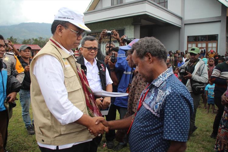 Dirjen Perlindungan dan Jaminan Sosial Kemensos RI Harry Hikmat menemui warga Nduga yang sedang mengungsi di Kabupaten Jayawijaya, Papua (29/07/2019)