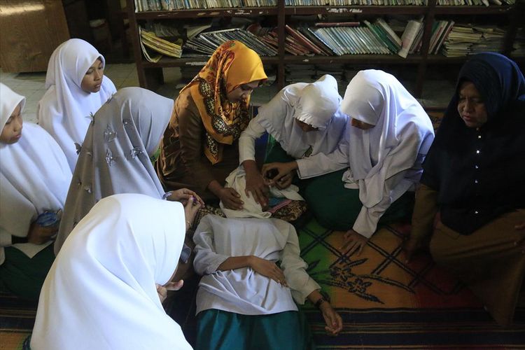 lima siswa Sekolah Tsanwiyah Negeri (MTSN) 1 Aceh Barat di Desa Blang Bale, Kecamatan Samatiga, pingsan dan sesak napas akibat kabut asap dari kebakaran hutan dan lahan gambut , Selasa (30/07/2019).
