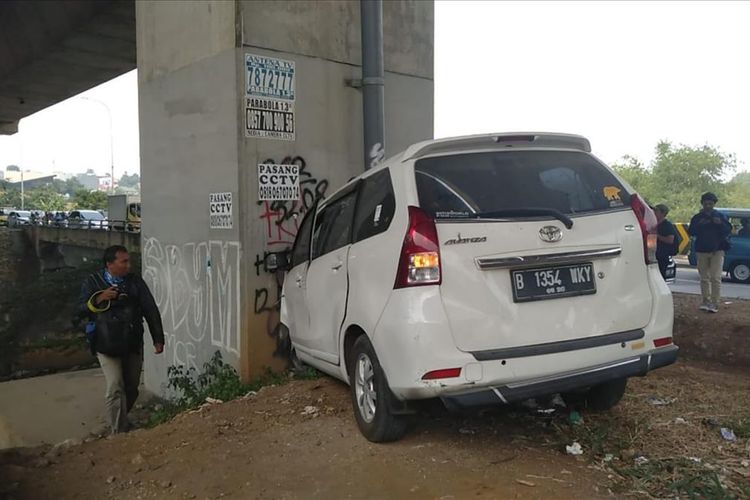 Sebuah mobil Avanza bernomor polisi B 1354 WKY menabrak tiang penyangga jalan tol di Jalan Raya Sholeh Iskandar, Kota Bogor, Selasa (30/7/2019).