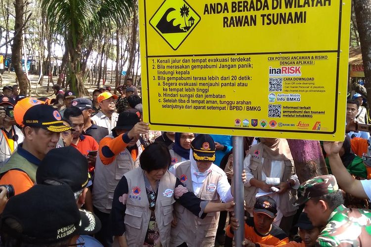 Pemasangan rambu peringatan tsunami di Pantai Laguna Lembupurwo, Kecamatan Mirit, Kabupaten Kebumen, Jawa Tengah, dalam rangkaian Destana Tsunami 2019, Selasa (30/7/2019).