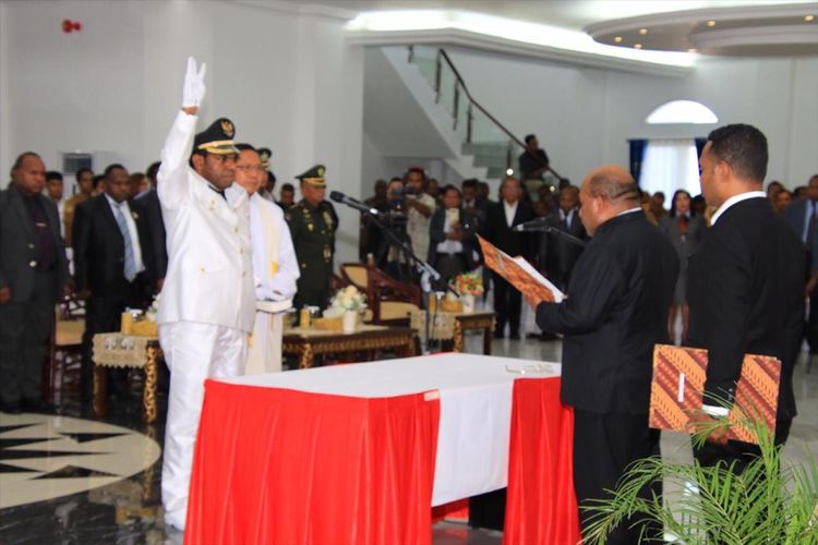 pelantikan Wakil Bupati Keerom Pieter Gusbager oleh Gubernur Papua Lukas Enembe, di Gedung Negara, Kota Jayapura, Selasa (30/07/2019)