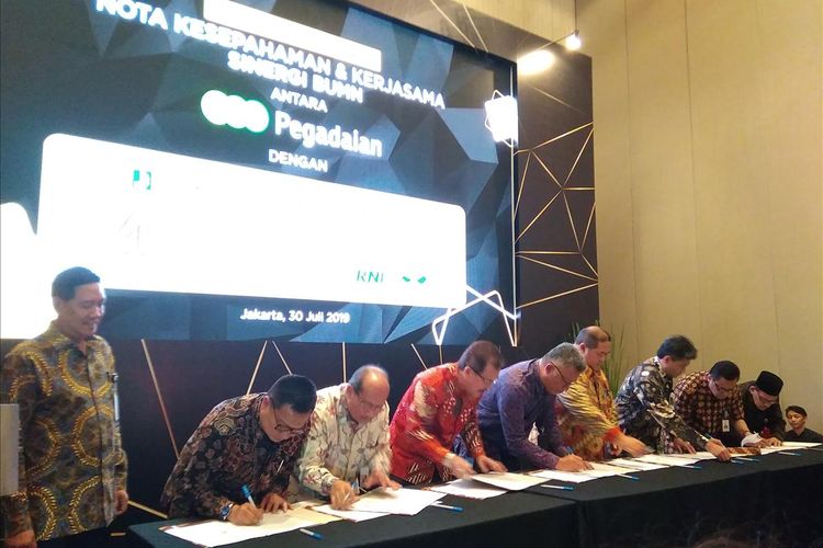 Direktur Utama Pegadaian dan direktur 8 BUMN lainnya saat menandatangani kerjasama dengan PT pegadaian di Jakarta, Selasa (30/7/2019).