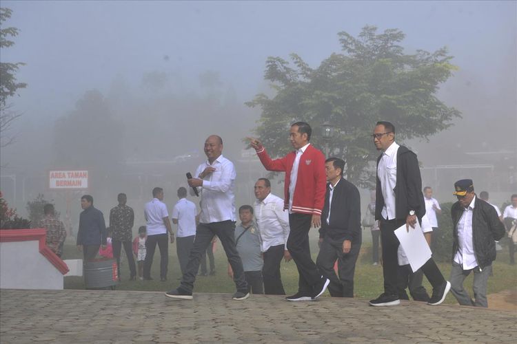 Presiden Joko Widodo saat mengunjungi taman wisata Salib Kasih di Kabupaten Tapanuli Utara, Selasa (30/7/2019).