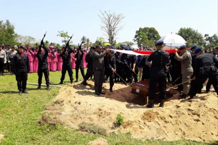 Jenazah Bripka Desri dimakamkan di Salido, Pesisir Selatan, Selasa (30/7/2019). (Dok: Sat Brimob Polda Sumbar)