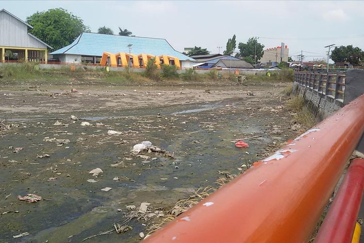 Daerah Aliran Sungai (DAS) yang melintasi Pasar Induk Pangkal Pinang menyisakan sampah plastik mengering, Rabu (31/7/2019).